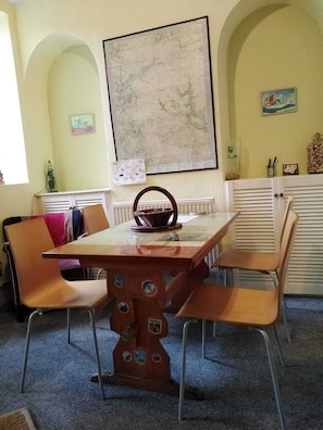 3 chambres, fer et planche à repasser, Wi-Fi, draps fournis