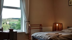 3 chambres, fer et planche à repasser, Wi-Fi, draps fournis