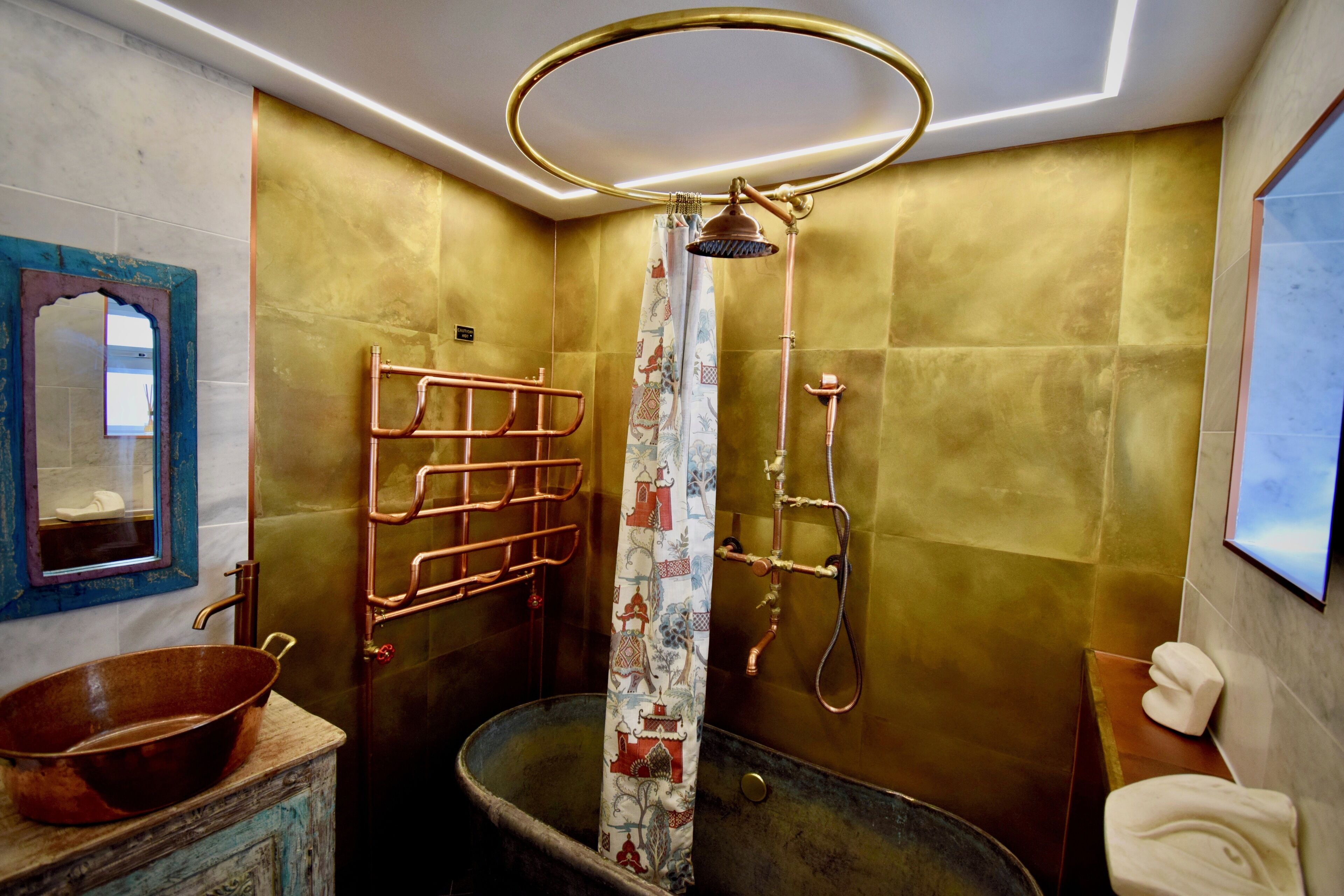 Ensemble douche/baignoire, sèche-cheveux, serviettes fournies