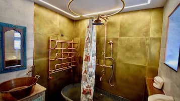 Ensemble douche/baignoire, sĂšche-cheveux, serviettes fournies