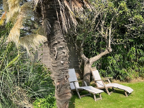 KINARA in CAMBER. 5-BED DESIGNED HOUSE BY THE SEA.