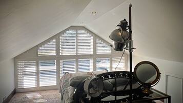 5 chambres, bureau, fer et planche à repasser, lit parapluie