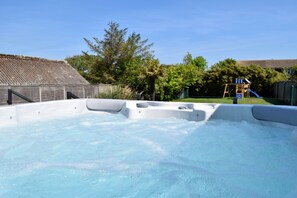 Outdoor spa tub - KINARA in CAMBER. 5-BED DESIGNED HOUSE BY THE SEA. (Camber)