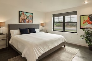 3 chambres, bureau, fer et planche à repasser, lit parapluie