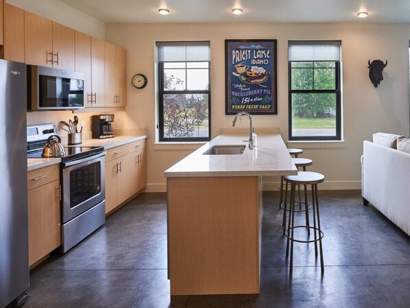 Réfrigérateur, micro-ondes, four, plaque de cuisson