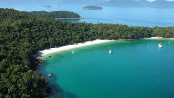 Perto da praia, espreguiçadeiras