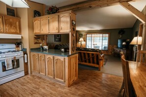 Fridge, microwave, oven, stovetop - Tranquil Trailside (Custer)