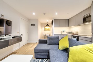 Smart TV - Right Next to Edinburgh Castle, Brand New Apartment Sleeps 4 (Edinburgh)