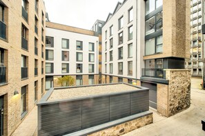 Property grounds - Right Next to Edinburgh Castle, Brand New Apartment Sleeps 4 (Edinburgh)