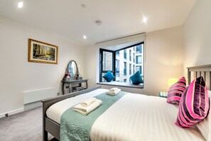 1 bedroom, desk, iron/ironing board, free WiFi - Right Next to Edinburgh Castle, Brand New Apartment Sleeps 4 (Edinburgh)