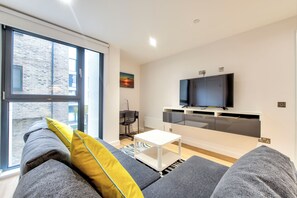 Smart TV - Right Next to Edinburgh Castle, Brand New Apartment Sleeps 4 (Edinburgh)