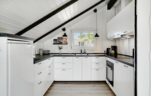 Fridge, stovetop, coffee/tea maker - Gorgeous home in Hvide Sande with WiFi (Hvide Sande)