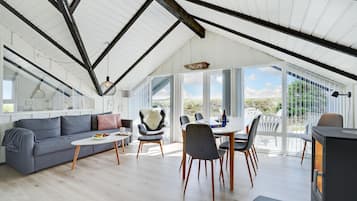 Smart TV, fireplace, DVD player