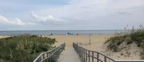 Vlak bij het strand, ligstoelen aan het strand