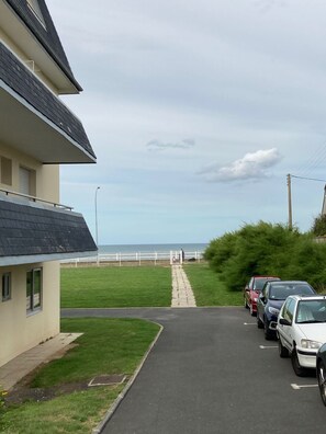 Property grounds - Waterfront apartment with breathtaking views! (Lion-sur-Mer)