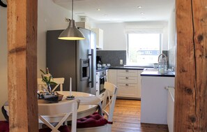 Kjøleskap, kokeplater, oppvaskmaskin og kaffetrakter/tekoker