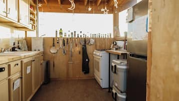 Micro-ondes, four, plaque de cuisson, cafetiĂšre/bouilloire
