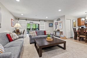 Een smart-tv en een open haard