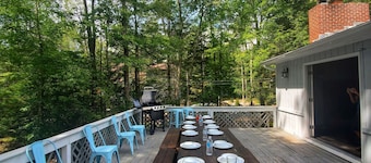 Lakefront, PETS, Boats, Deck, Turf, Sandbox, Firepit,Games, Poconos, PoolTable
