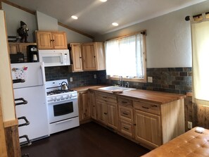 Fridge, oven, stovetop, coffee/tea maker