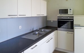 Kjøleskap, ovn, kokeplater og oppvaskmaskin