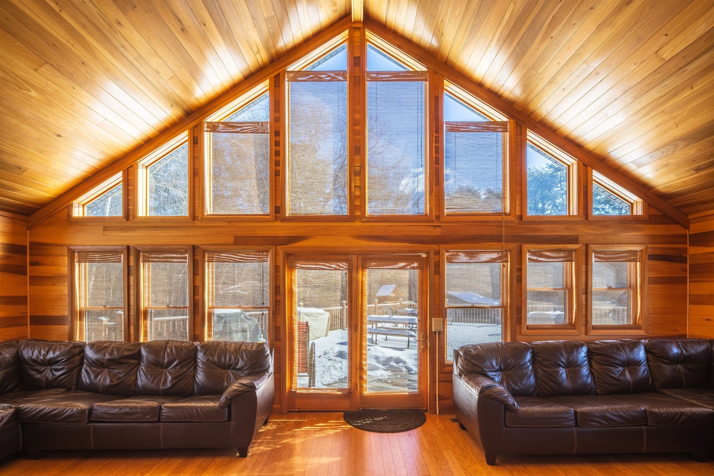 Téléviseur connecté, foyer, jeux vidéo, table de ping-pong