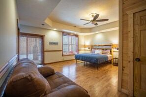 6 bedrooms, free WiFi, bed sheets - Hilltop Retreat with Indoor Saltwater Pool (Sugar Grove)