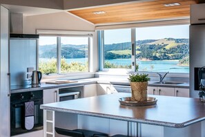 Fridge, microwave, oven, stovetop - Ocean View (Waiheke Island)