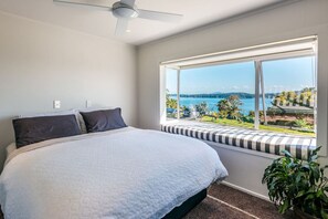 Desk, iron/ironing board, WiFi, bed sheets