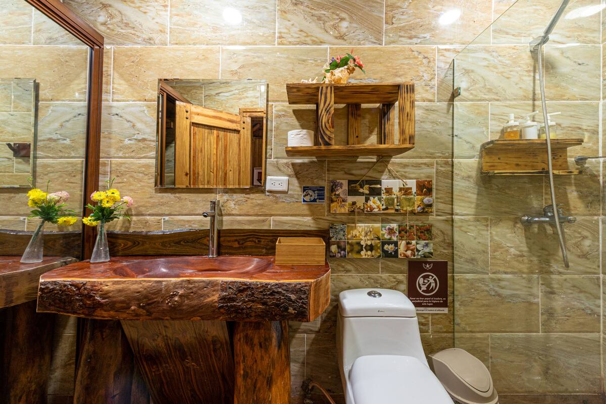 presidential room | bathroom | shower, hair dryer, towels, soap