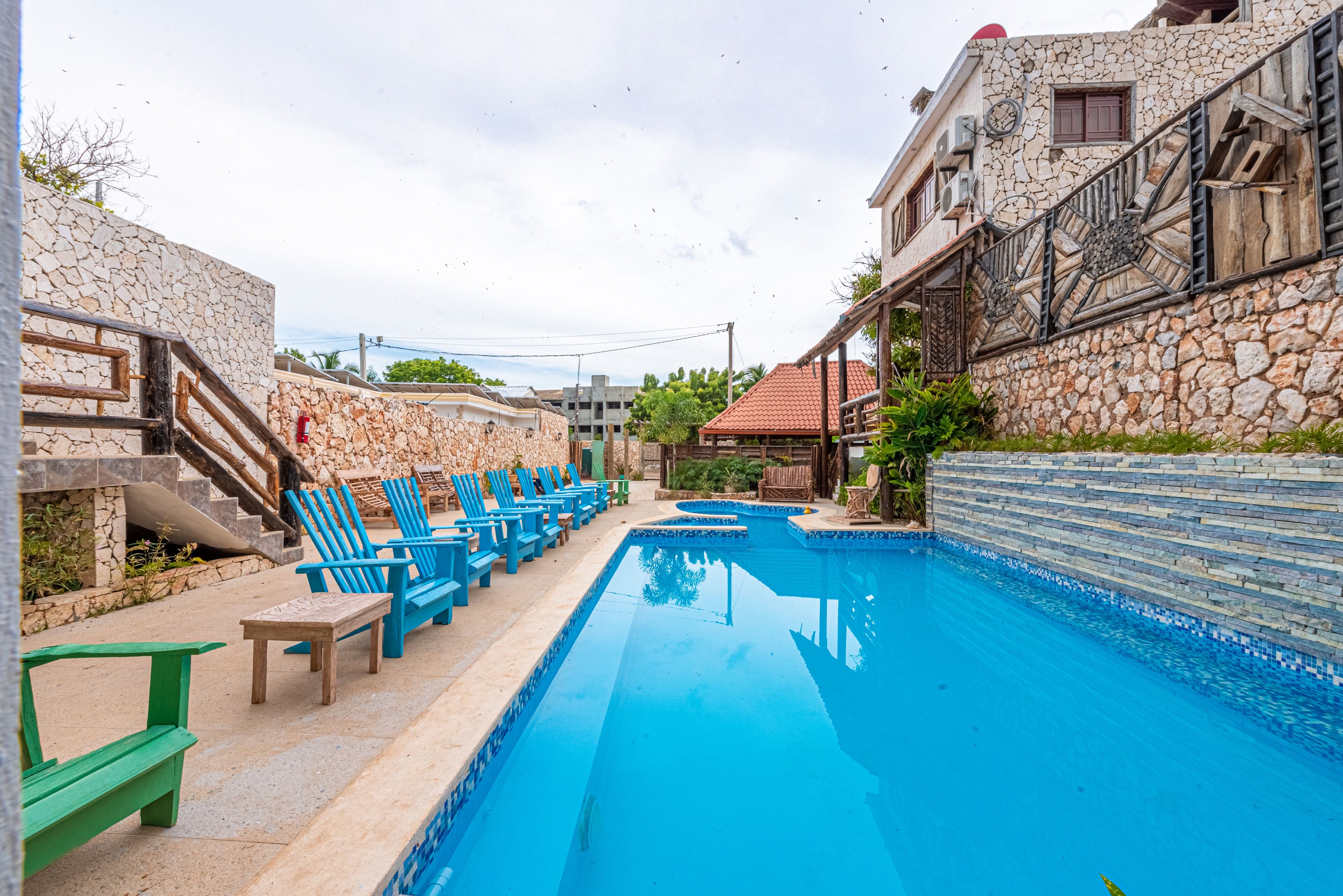 สระว่ายน้ำกลางแจ้ง, เก้าอี้อาบแดดริมสระ