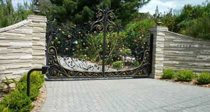 Luxurious Guesthouse Cottage in Saratoga- Upscale area.