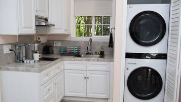 Réfrigérateur, micro-ondes, plaque de cuisson, lave-vaisselle