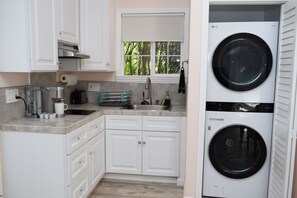 Kühlschrank, Mikrowelle, Herdplatte, Geschirrspüler