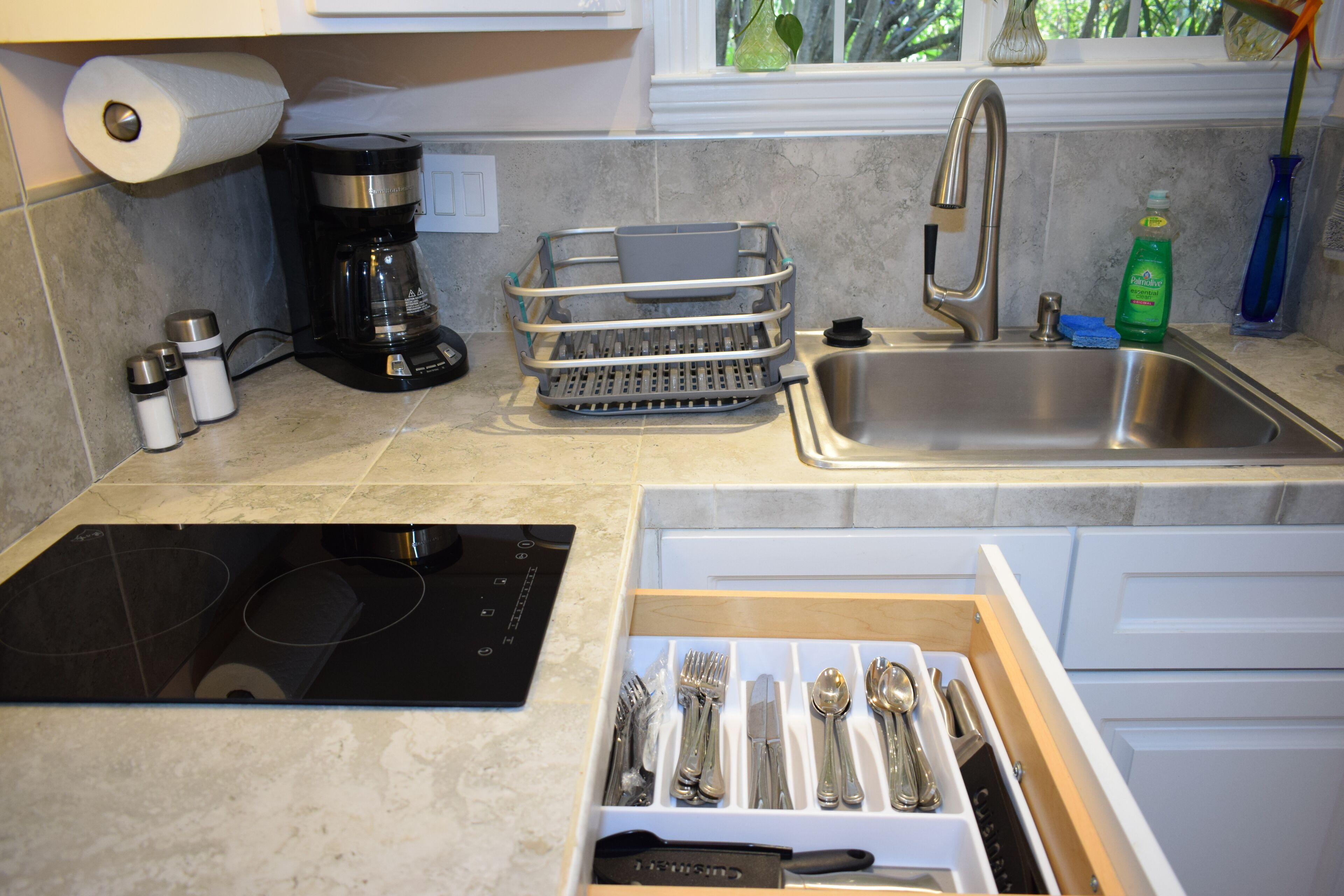 Réfrigérateur, micro-ondes, plaque de cuisson, lave-vaisselle