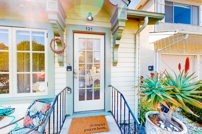 Inviting retreat near Monterey Bay & San Lorenzo River w/full kitchen & WiFi