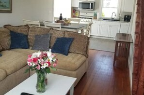 Smart TV - Newly renovated cottage (Point Pleasant Beach)