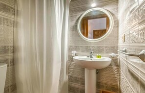 Shower - Cozy home in Adamuz with private swimming pool, can be inside or outside (Adamuz)