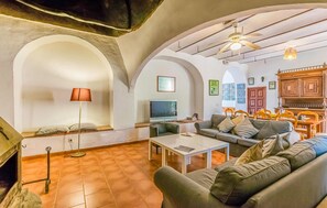 Televisión y chimenea 