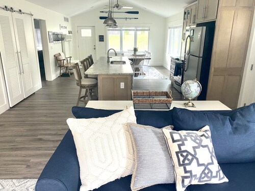 Perfect up north getaway! Walk to Beach, Downtown & Trails!