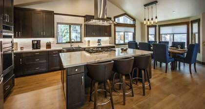 You'll Love This New Luxury Mountain Modern Getaway - New Sauna + Close to Town
