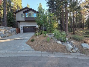 Property grounds - You'll Love This New Luxury Mountain Modern Getaway - New Sauna + Close to Town (South Lake Tahoe)