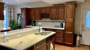 Lemari es, microwave, oven, dan kompor