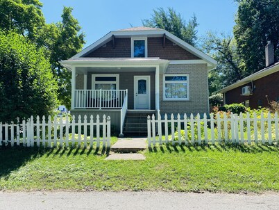 New & cozy Niagara getaway. 7 min drive from the falls 