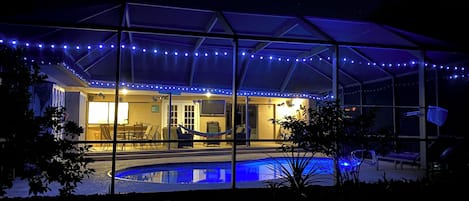 Una piscina al aire libre, una piscina climatizada
