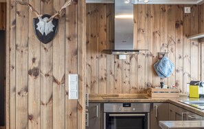 ثلاجة، فرن، موقد طهي مسطح، غسالة أطباق