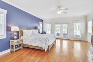 4 bedrooms, iron/ironing board, travel crib, free WiFi - FREE Street Legal Golf Cart, 6 blocks to beach 3 blocks from incredible pool! (Santa Rosa Beach)