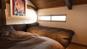 Un dormitorio con una cama grande, una ventana y un cuadro en la pared.
