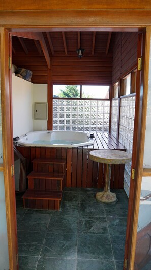 Indoor spa tub - Casa em Condominio, Recanto do Jordao, Ofuro, Quadra de Tenis, Lareira, mt Verde (SP)