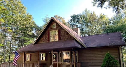 4BR & 3.5BA Cabin near Toccoa River with Hot Tub and Game Room!